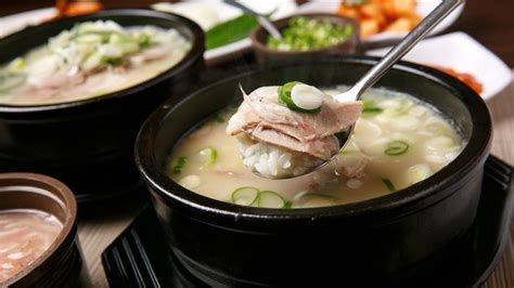  Dwaeji Gukbap:  Nồng nàn vị umami của nước dùng heo kết hợp với độ mềm mại hoàn hảo của thịt ba chỉ