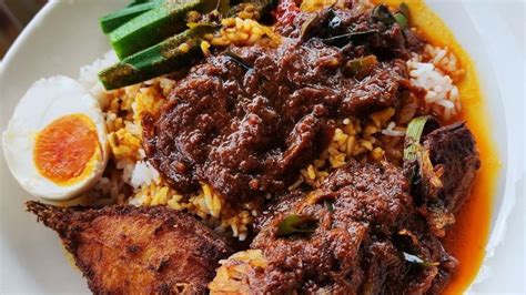  Nasi Kandar: Món ăn Malaysia pha trộn hoàn hảo giữa vị cay nồng và sự tươi mát của rau củ!