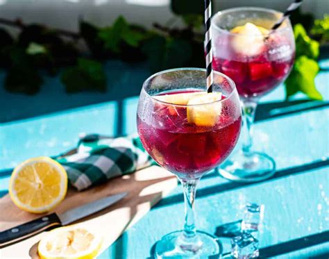  Tinto de Verano:  Một ly tình yêu mùa hè pha trộn hương vị rượu vang và nước soda sảng khoái!